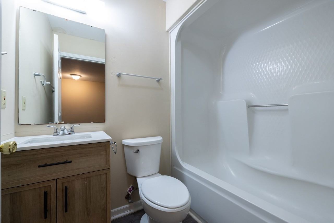 Studio Apartment at Cochran - Photo 3 of 11