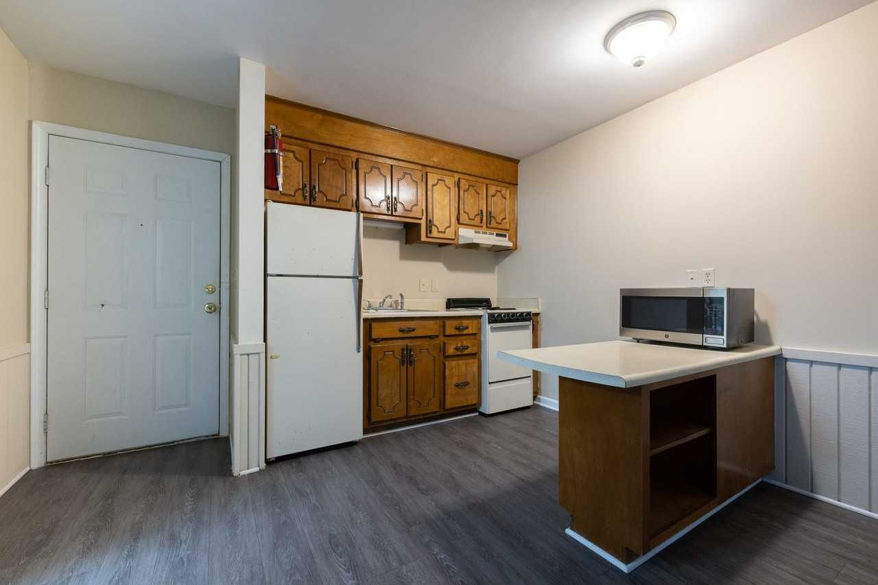 Studio Apartment at Cochran - Photo 4 of 11