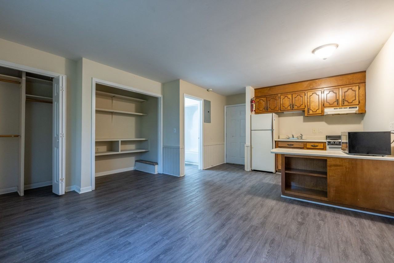 Studio Apartment at Cochran - Photo 7 of 11