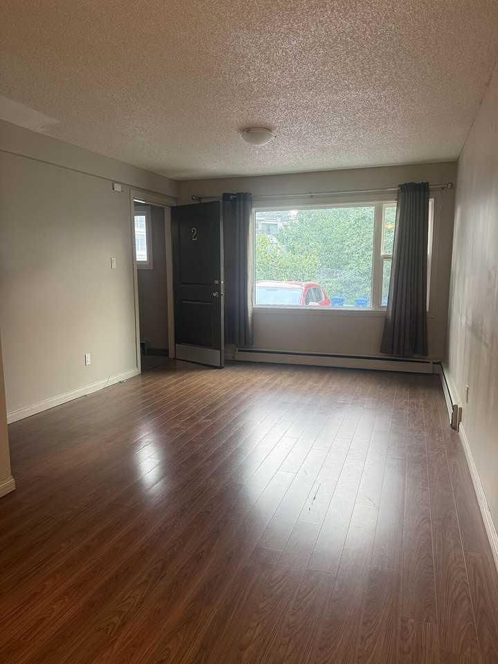 4515 - 4515 Centre Street North