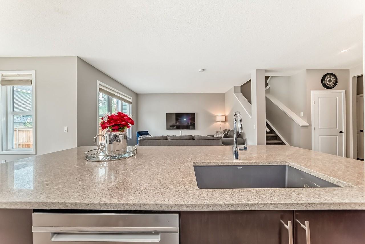 259 Kingfisher Cres Se - Photo 5 of 50