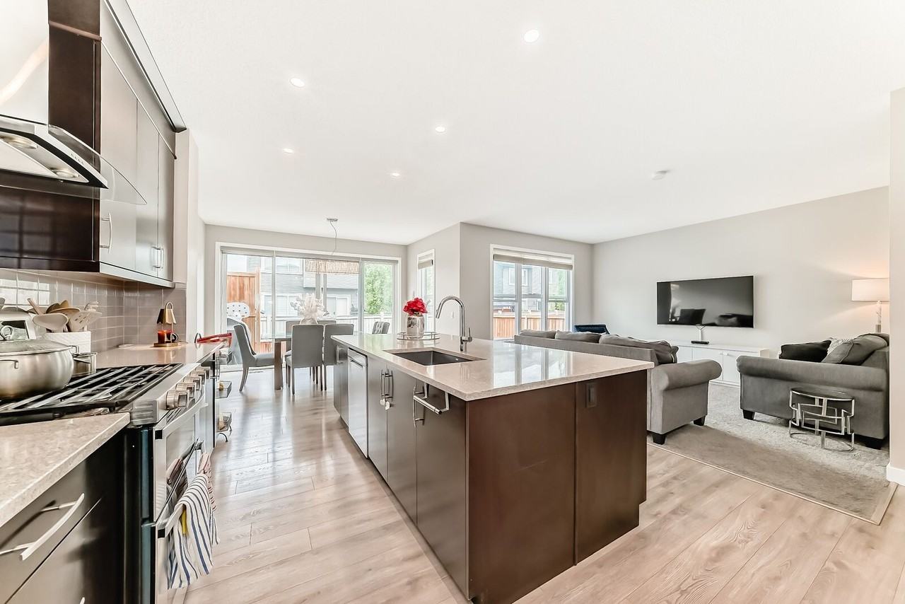 259 Kingfisher Cres Se - Photo 7 of 50