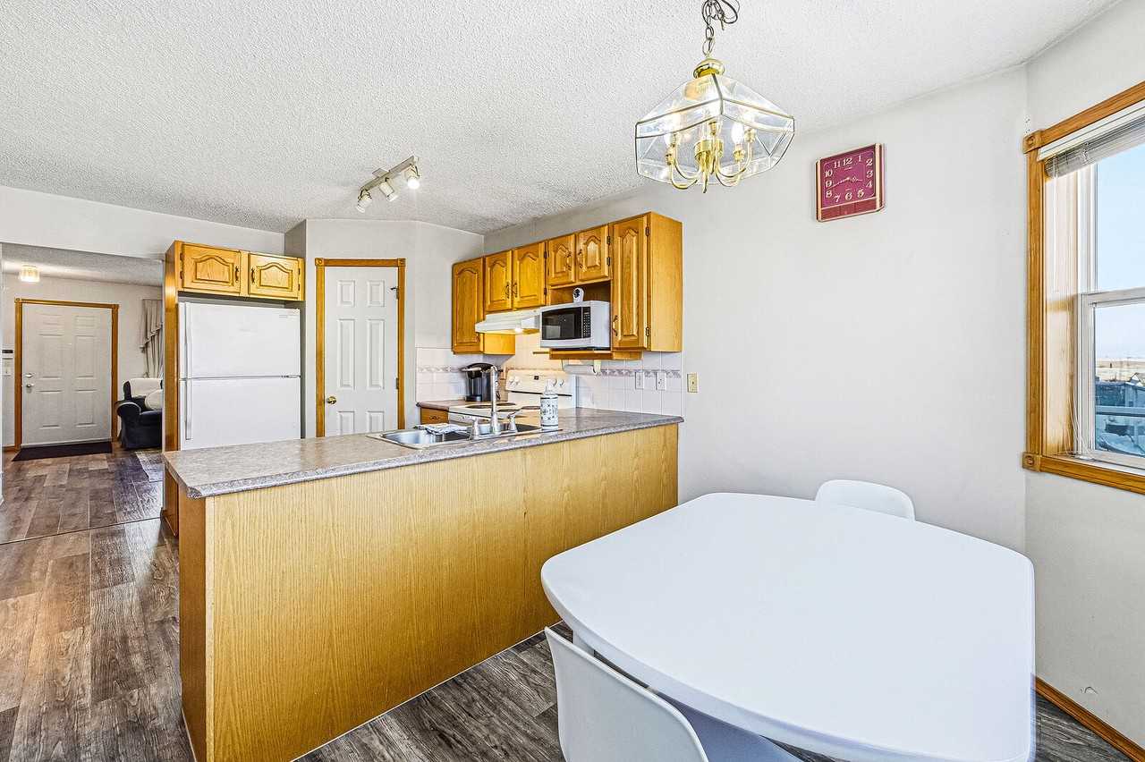 63 Anaheim Cres Ne - Photo 3 of 10