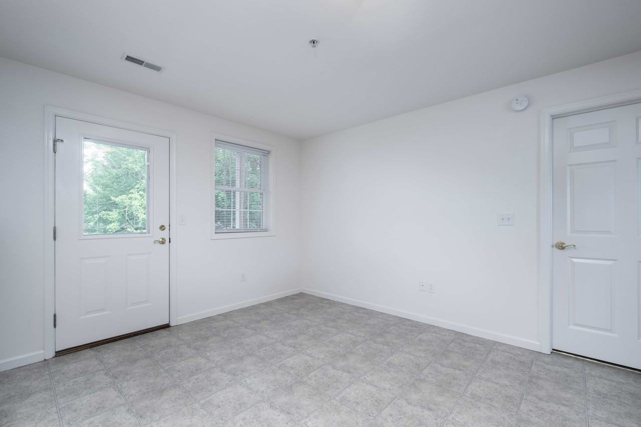 323 College Manor Ave - Photo 4 of 8