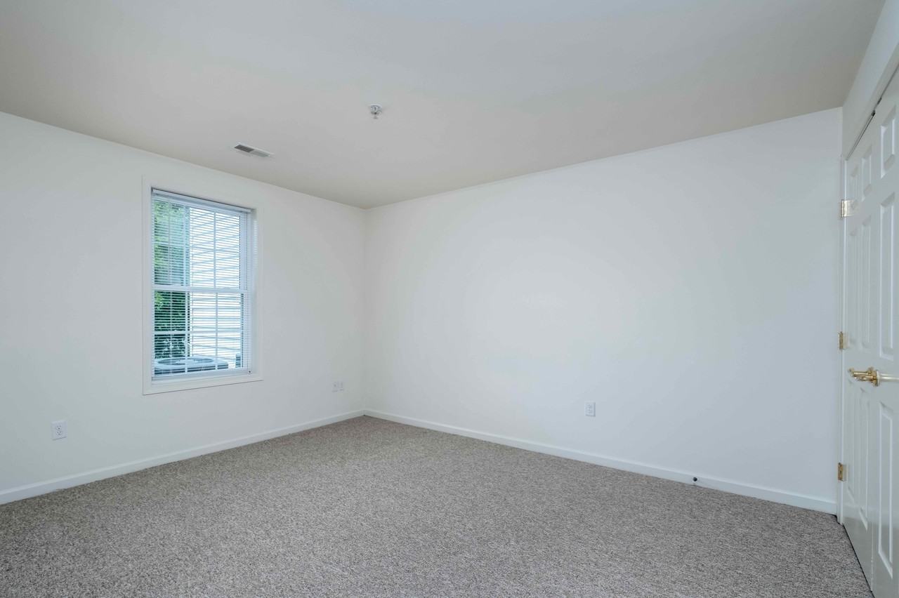 323 College Manor Ave - Photo 5 of 8