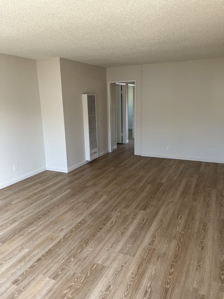 1661 W 219th St #5 - Photo 3 of 10