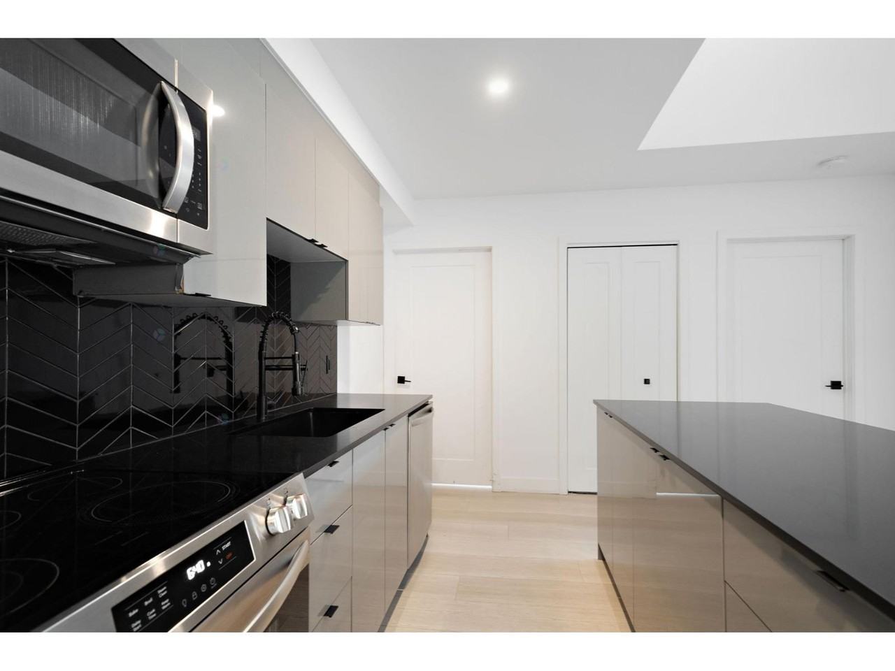 5350 Avenue Victoria — photo 2