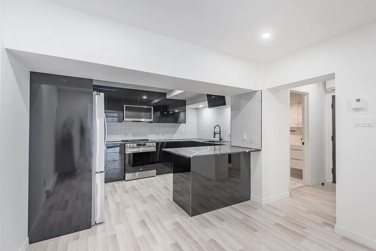 5695 Rue Saint-Jacques — photo 1