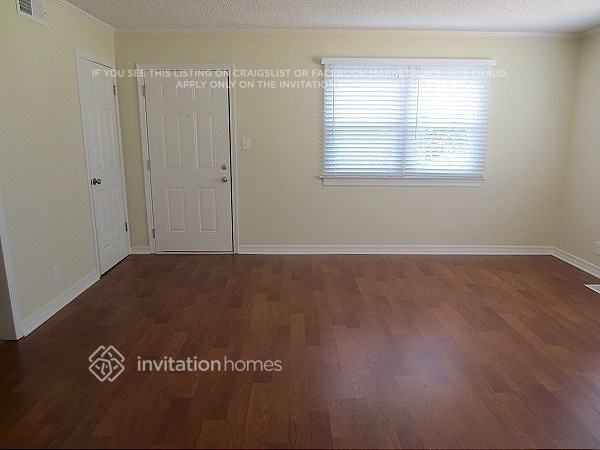 1359 Raymond Dr - Photo 2 of 10
