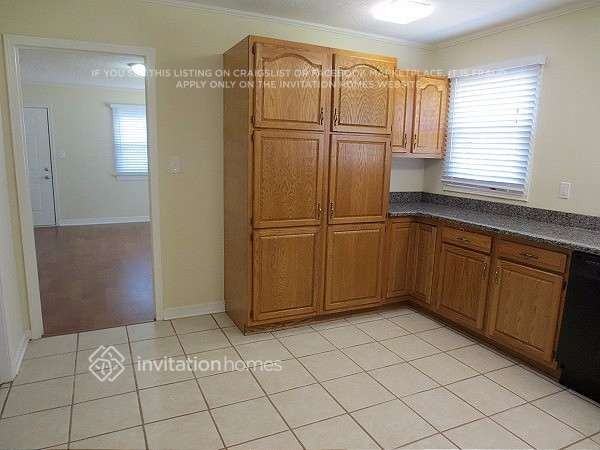 1359 Raymond Dr - Photo 5 of 10
