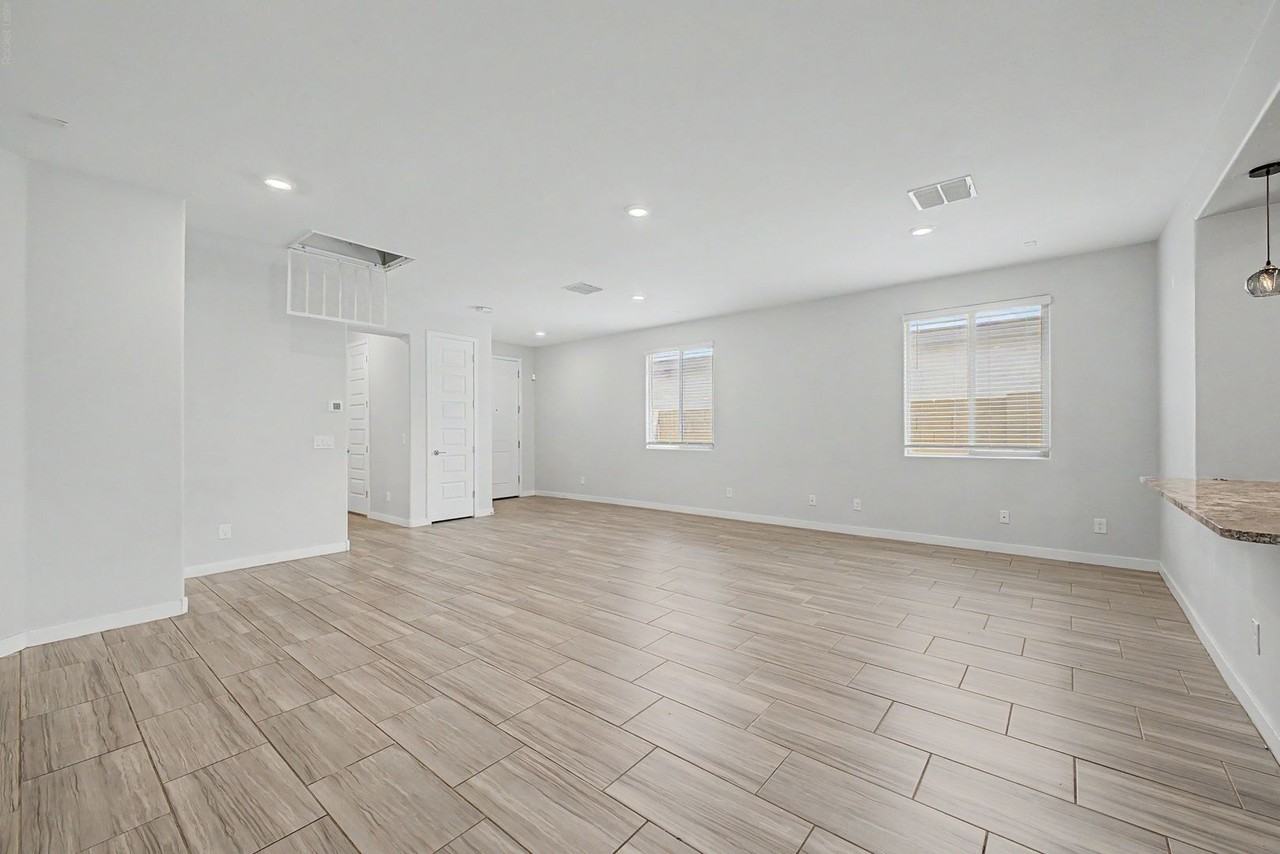 327 W Tamarack Dr - Photo 3 of 38