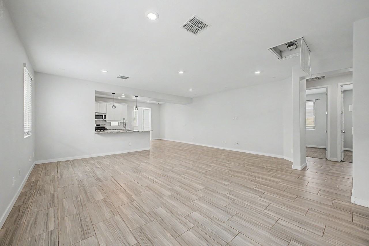 327 W Tamarack Dr - Photo 4 of 38