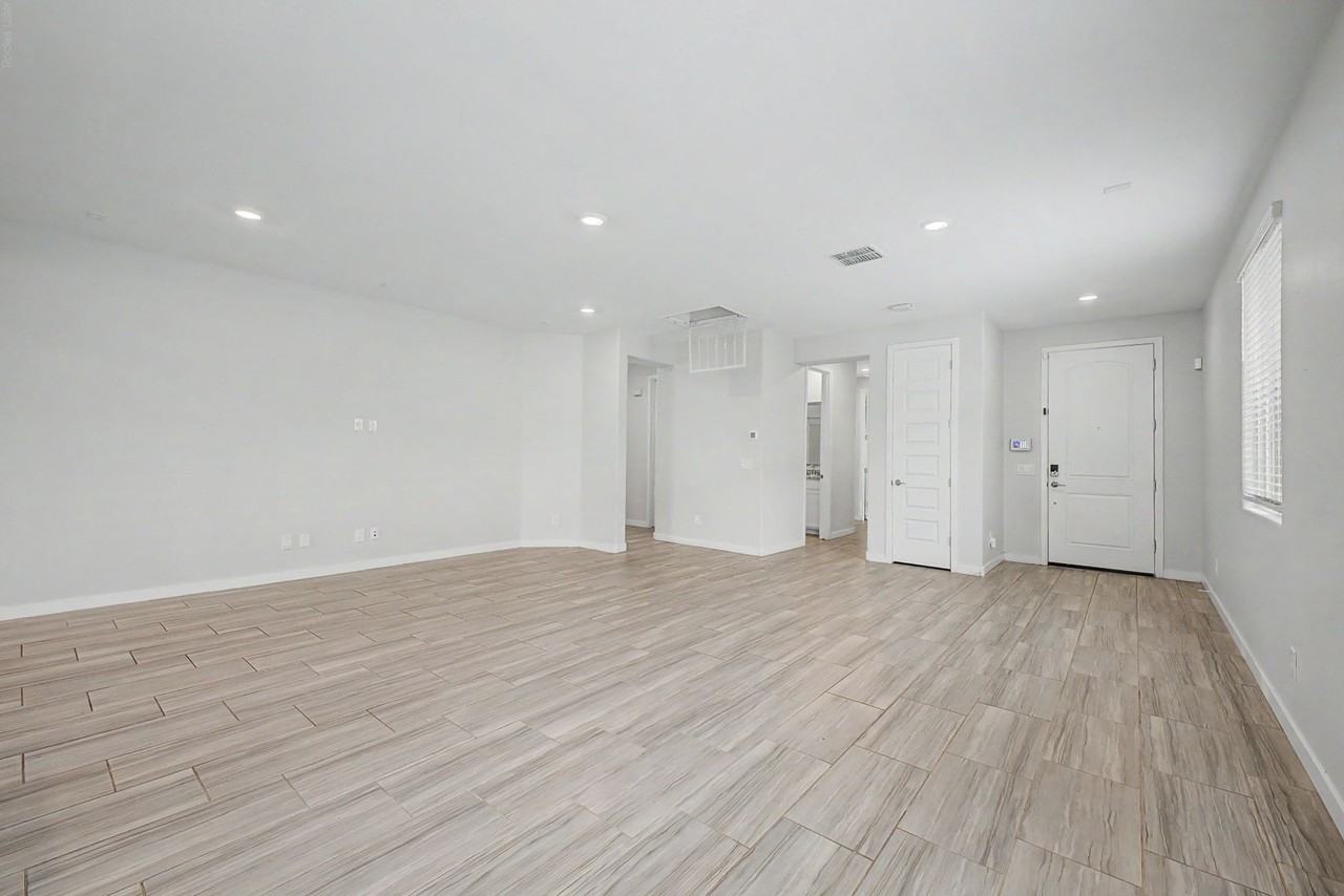 327 W Tamarack Dr - Photo 5 of 38