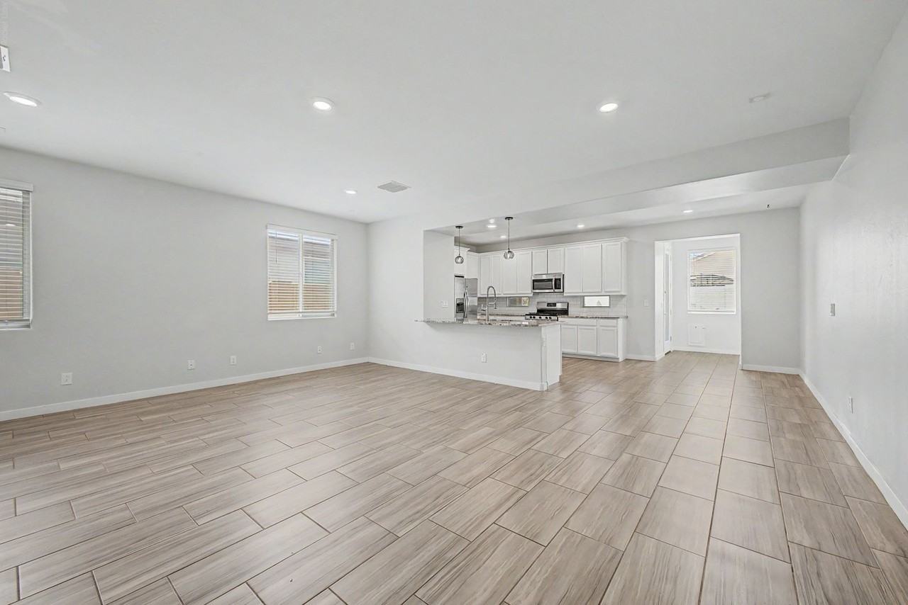 327 W Tamarack Dr - Photo 6 of 38
