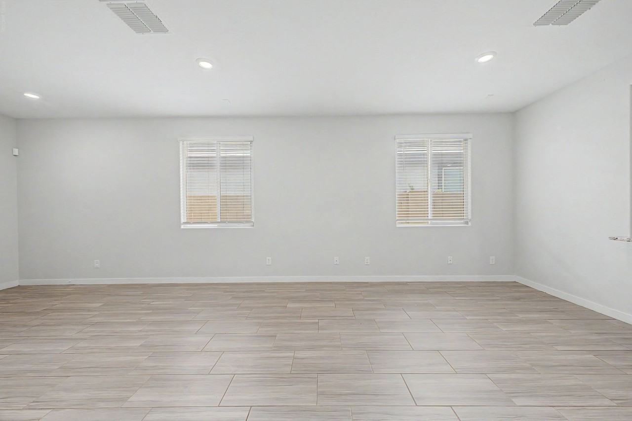 327 W Tamarack Dr - Photo 7 of 38