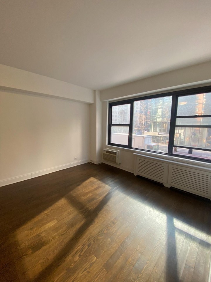 E 57th St #3A - Photo 4 of 8
