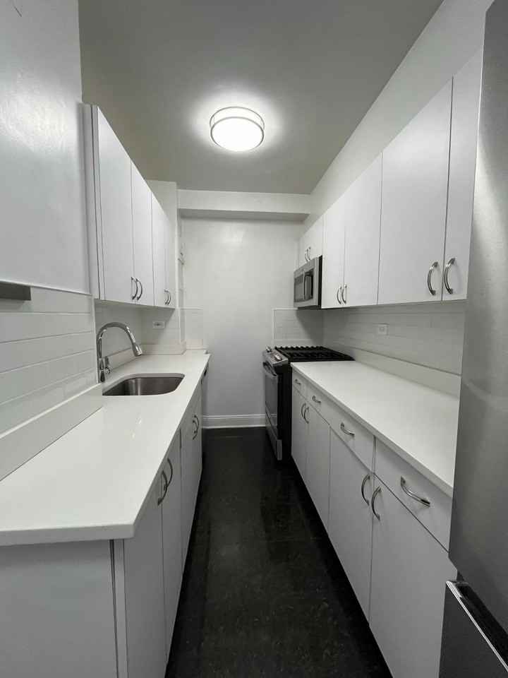E 57th St #3A - Photo 6 of 8