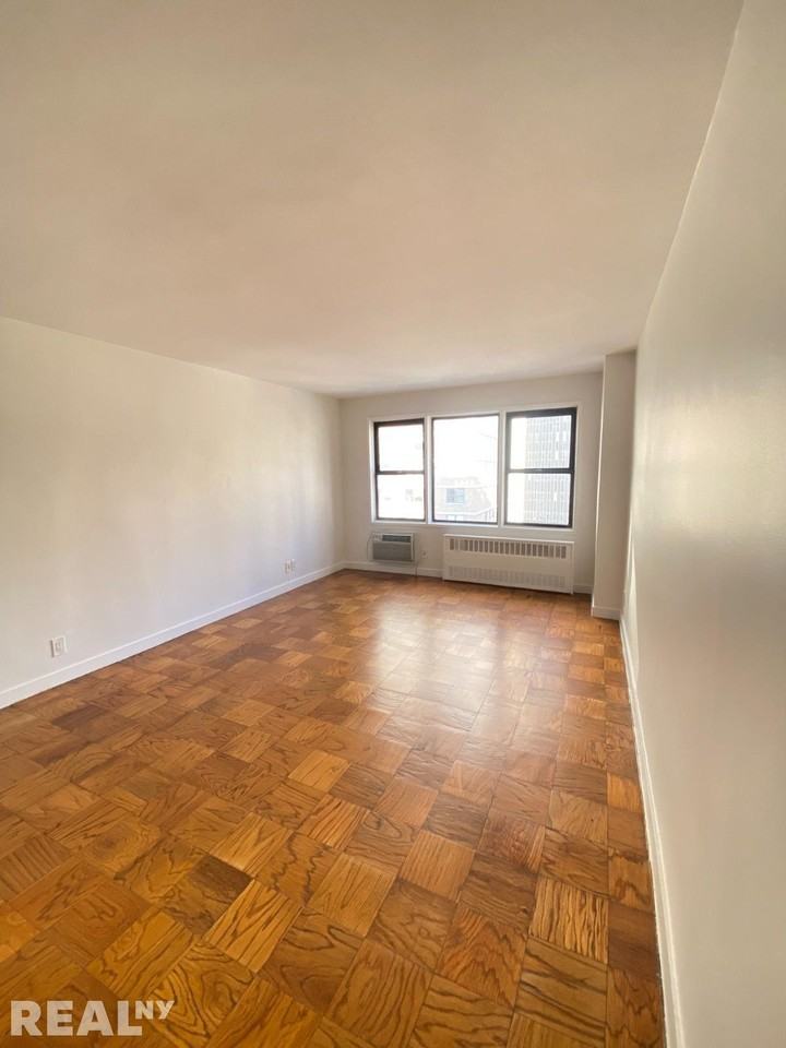 E 36th St #9F - Photo 3 of 9