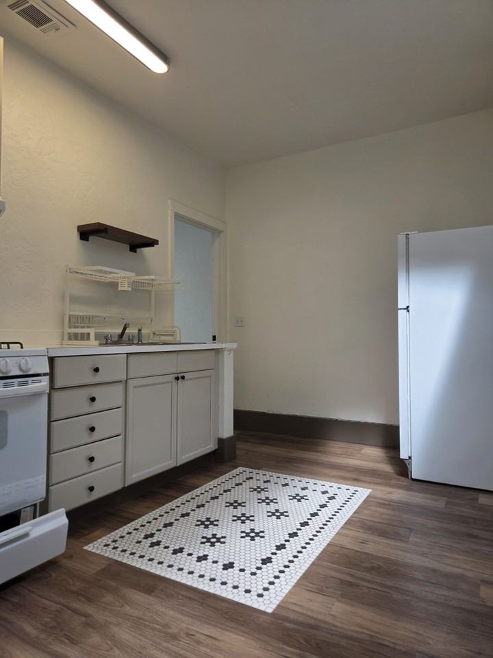 119 1/2 N Broadway - 2 #2 - Photo 3 of 14