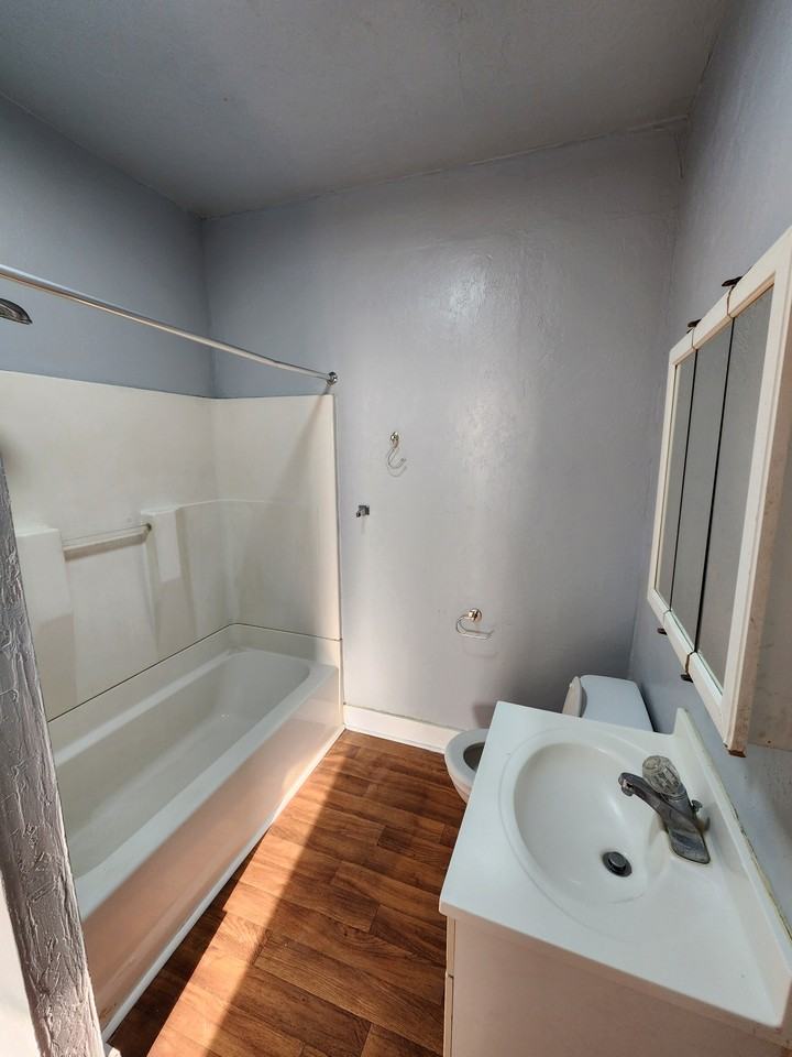 800 W 9th St #1 - Photo 7 of 12