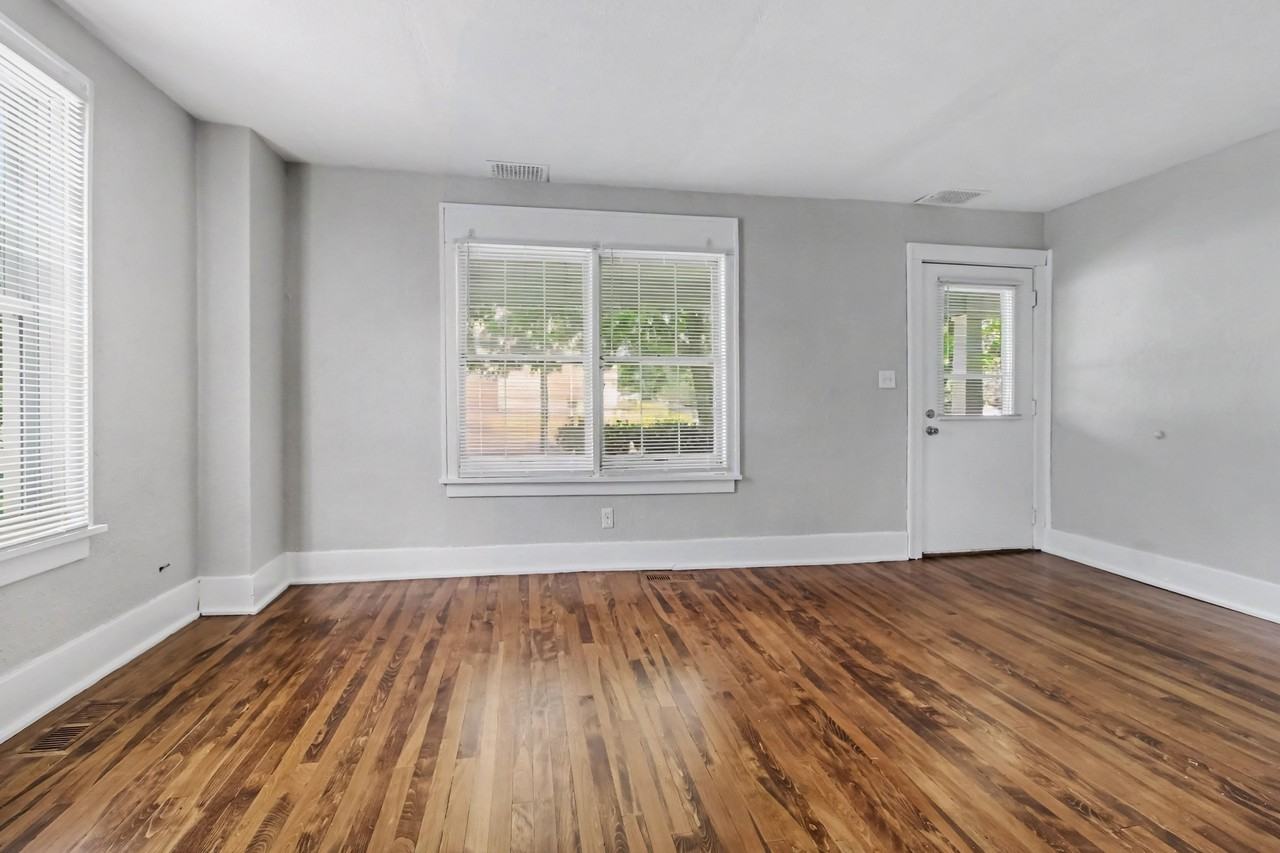 110 E Henry St #110 - Photo 3 of 15