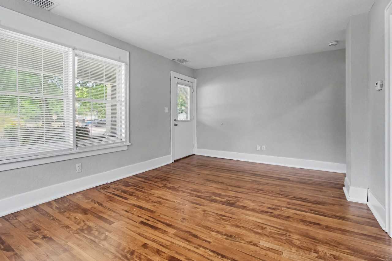 110 E Henry St #110 - Photo 4 of 15