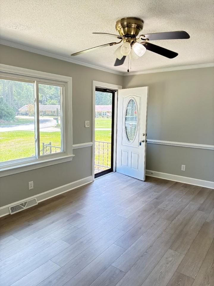 5020 Oakdale Rd - Photo 4 of 11