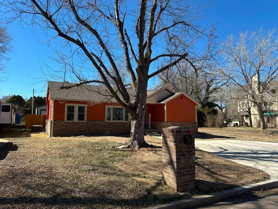 1603 Hillcrest Dr - Photo 2 of 20
