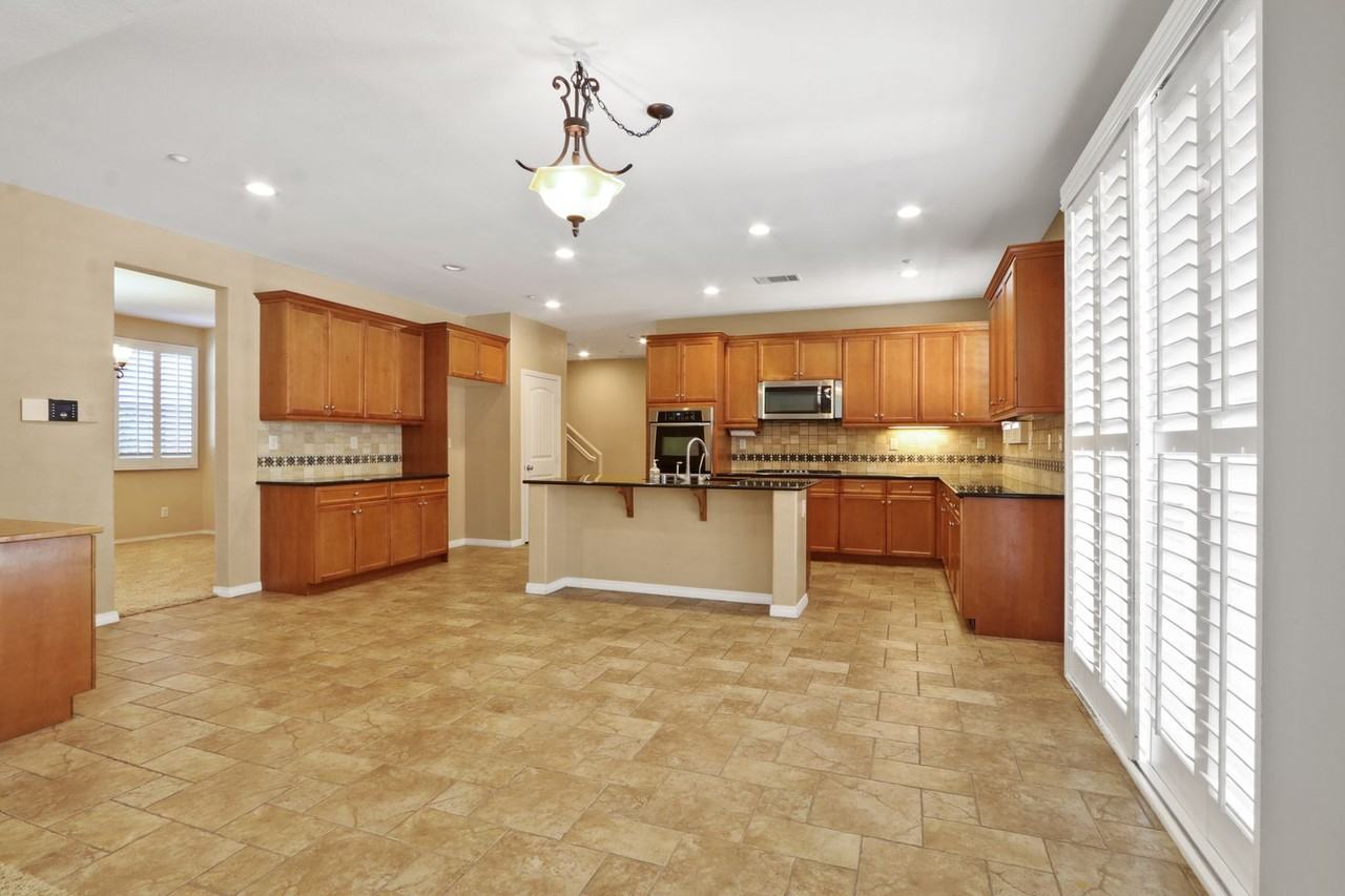 15180 Willow Wood Ln - Photo 5 of 37
