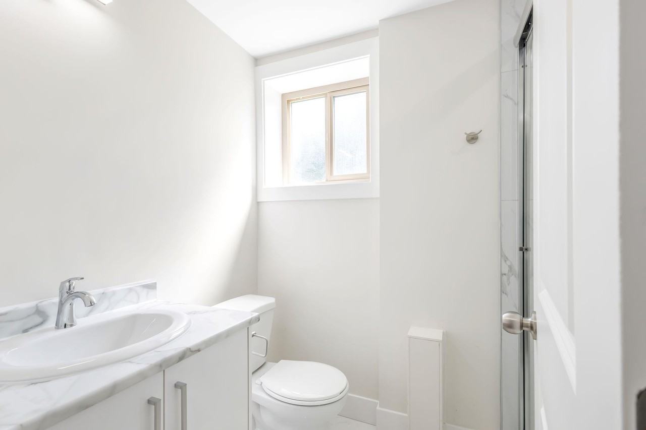 11246 135 St - Photo 2 of 9