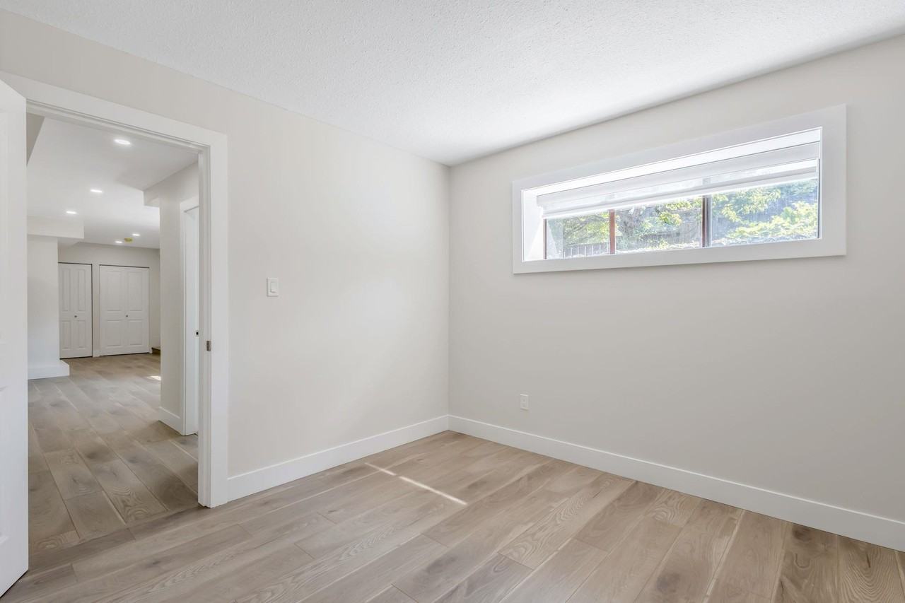 11246 135 St - Photo 4 of 9