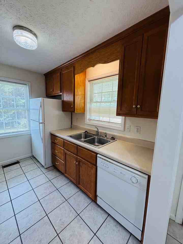 206 Reynolds St - Photo 4 of 17