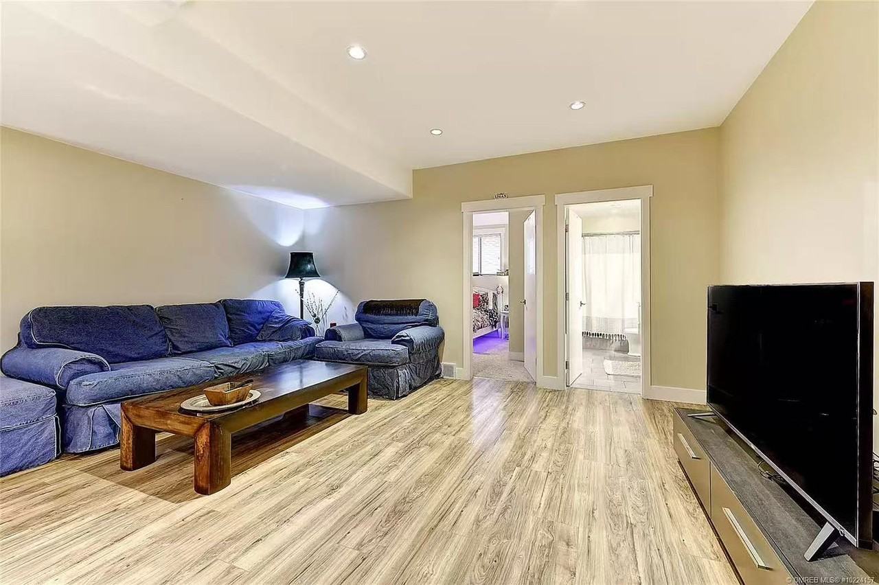 2556 Crown Crest Dr - Photo 2 of 8