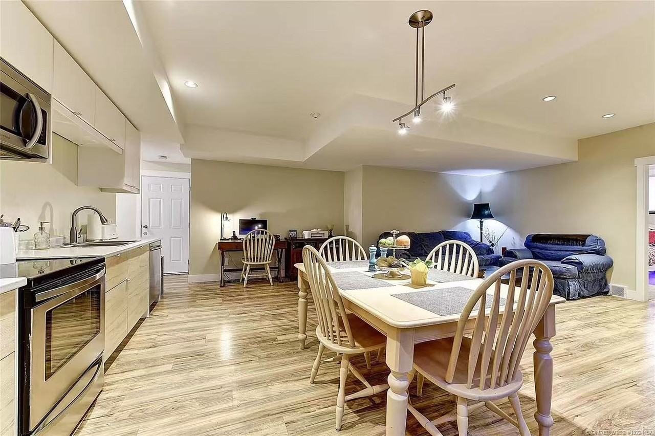 2556 Crown Crest Dr - Photo 3 of 8