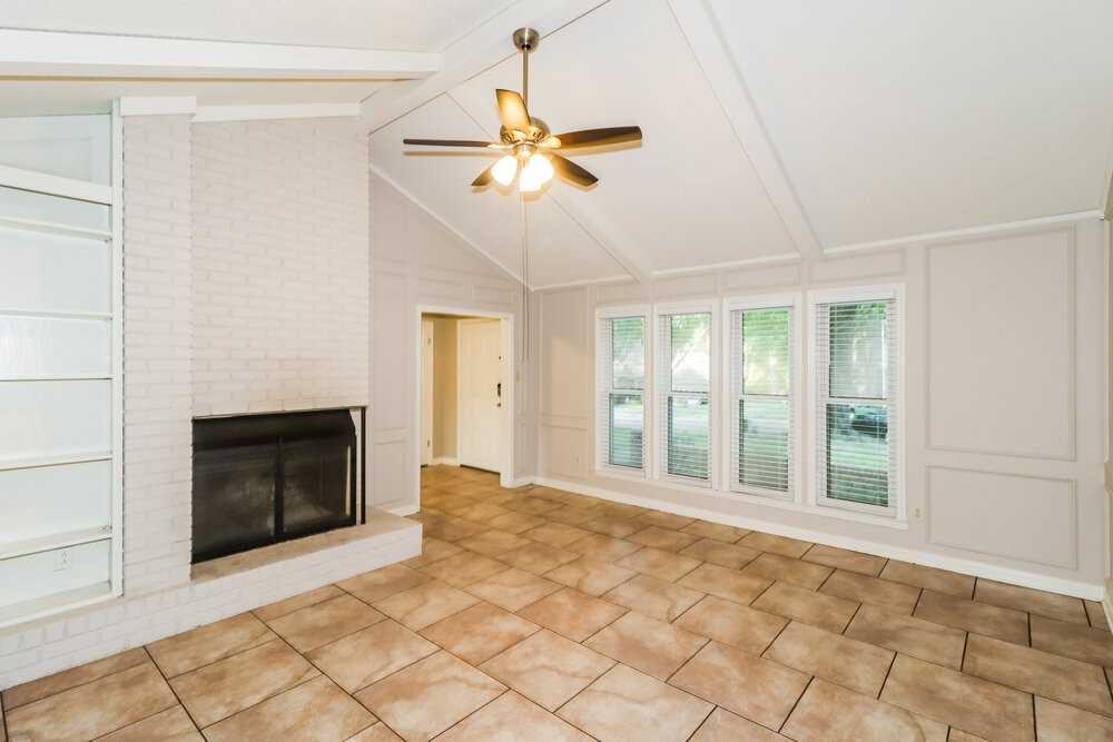2209 Burlingate Dr - Photo 4 of 17