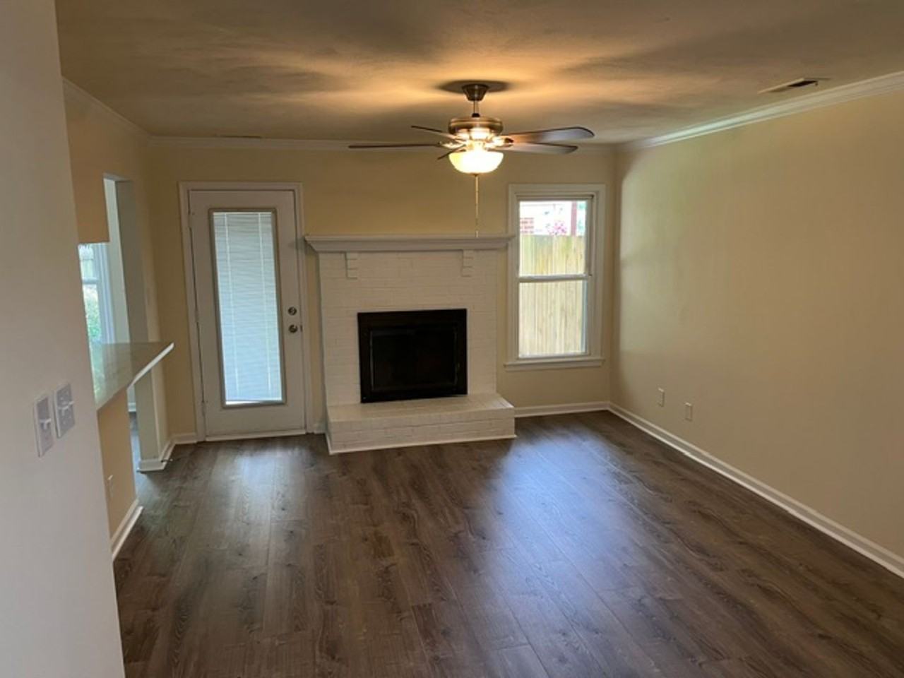 1057 Tottenham Ln - Photo 2 of 14