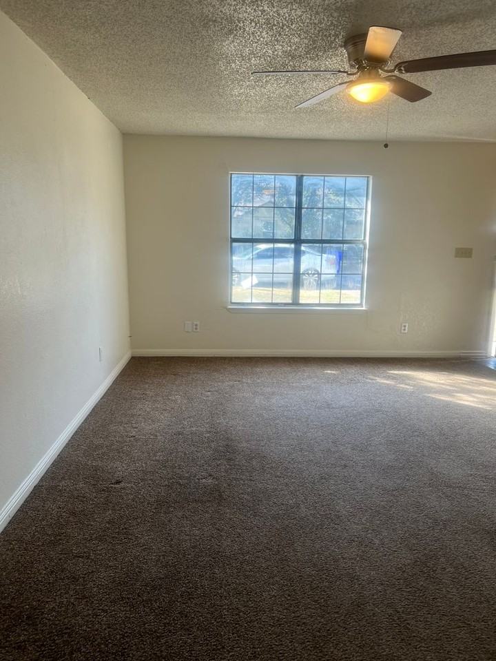 2840 Burnett Ave - Photo 2 of 9