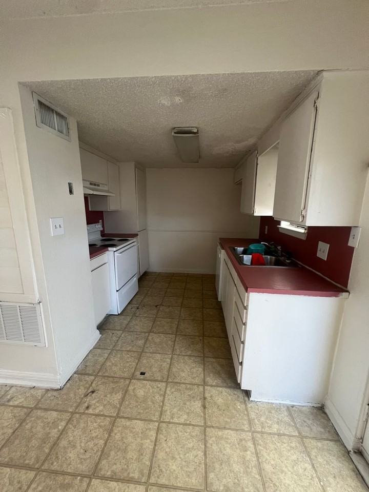 2840 Burnett Ave - Photo 3 of 9