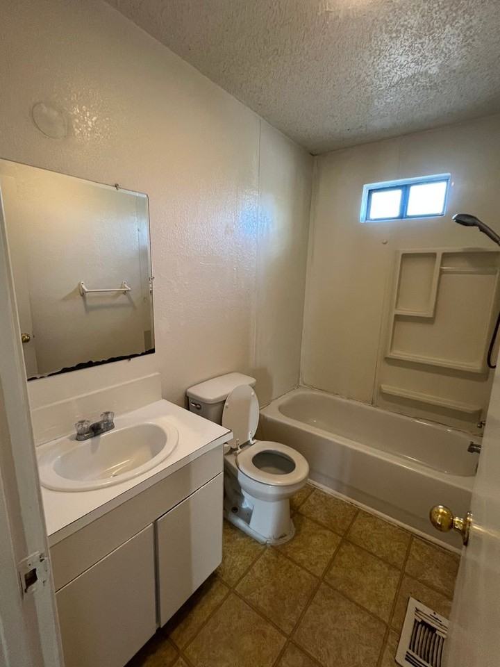 2840 Burnett Ave - Photo 5 of 9