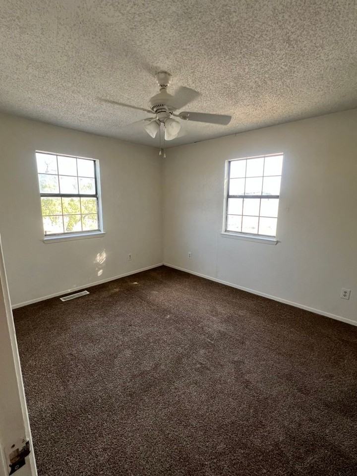 2840 Burnett Ave - Photo 6 of 9