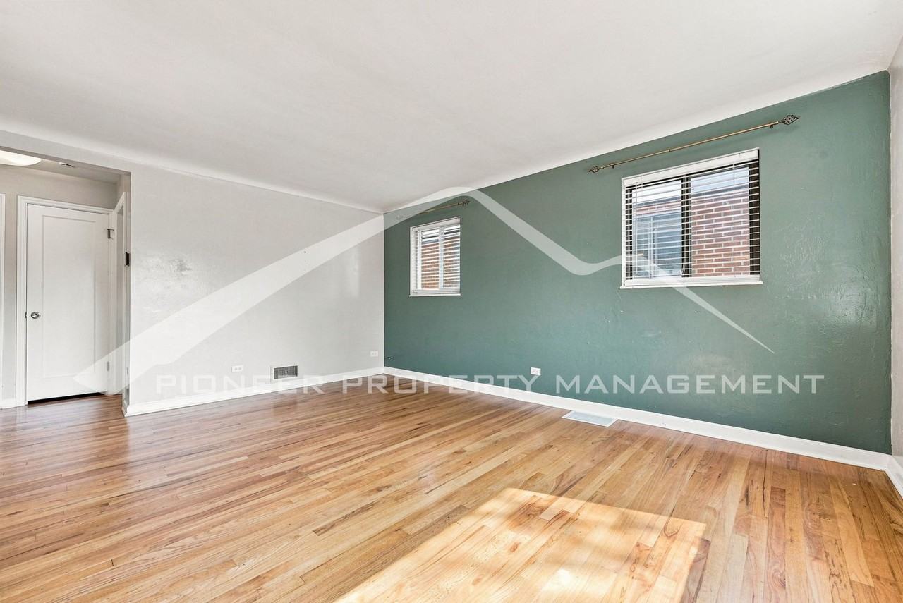 3270 Newport St - Photo 3 of 24