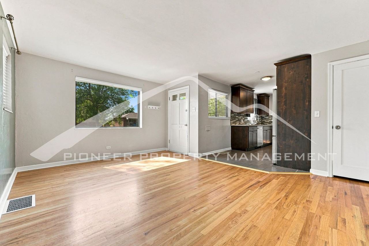 3270 Newport St - Photo 4 of 24