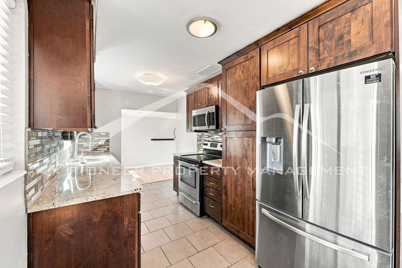 3270 Newport St - Photo 5 of 24