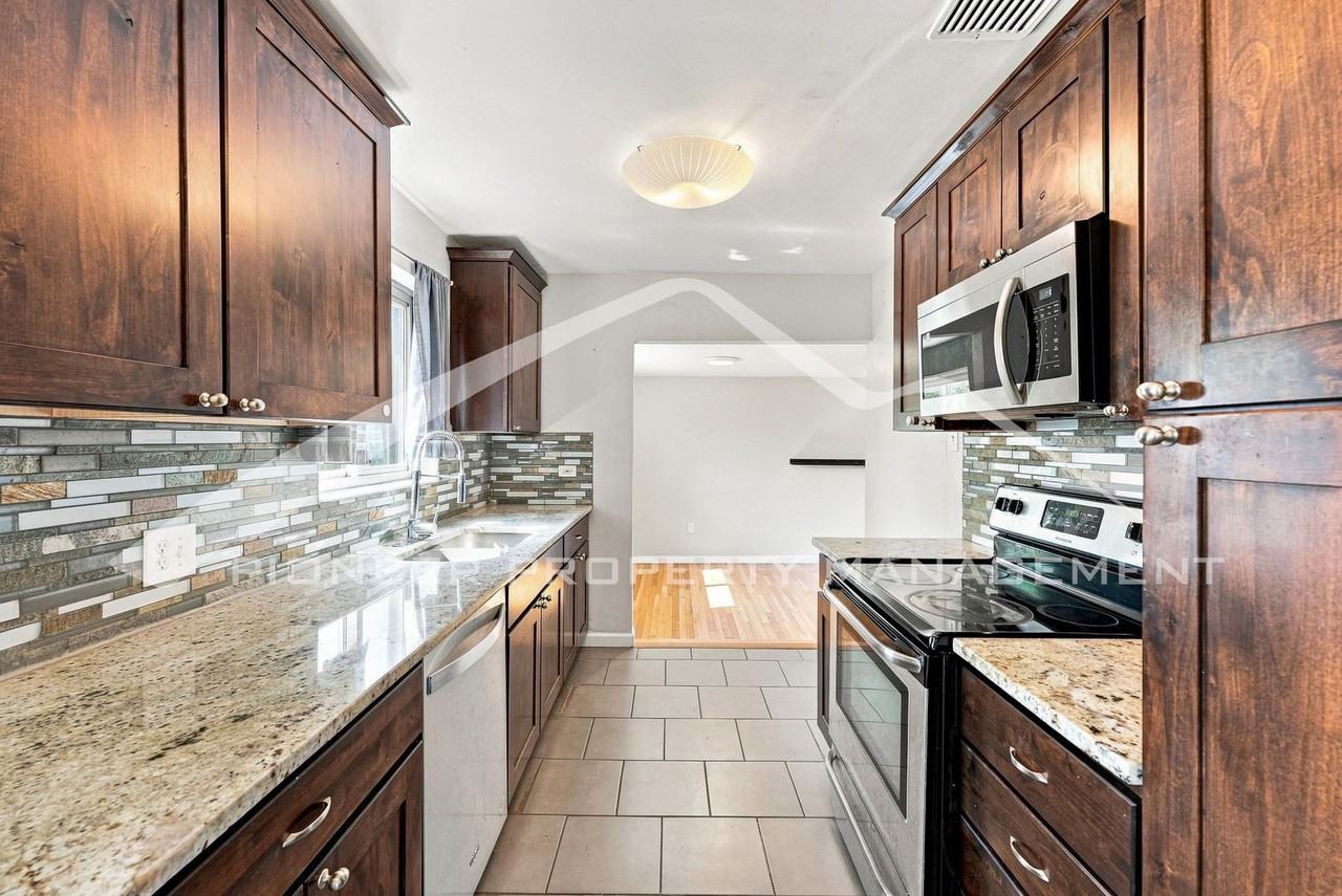 3270 Newport St - Photo 6 of 24