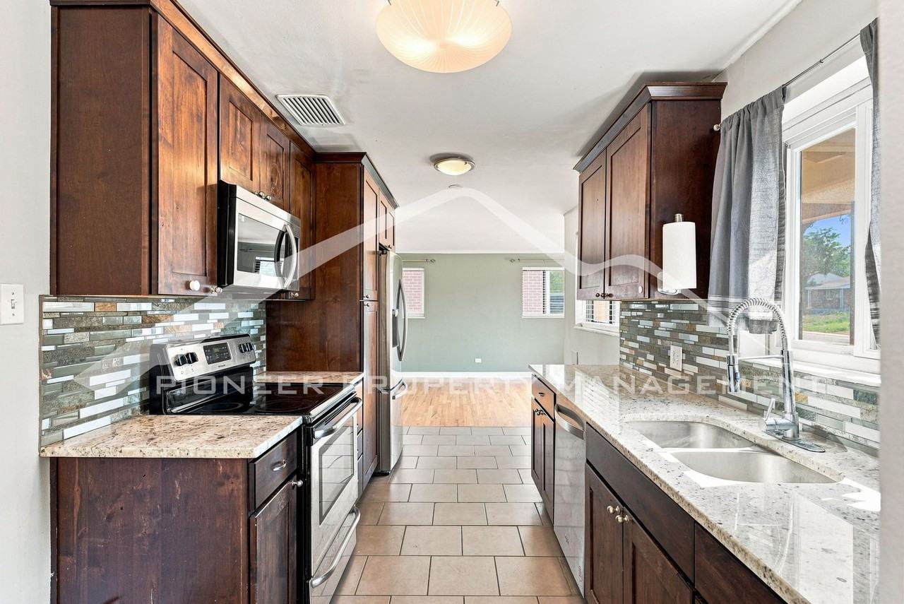 3270 Newport St - Photo 7 of 24