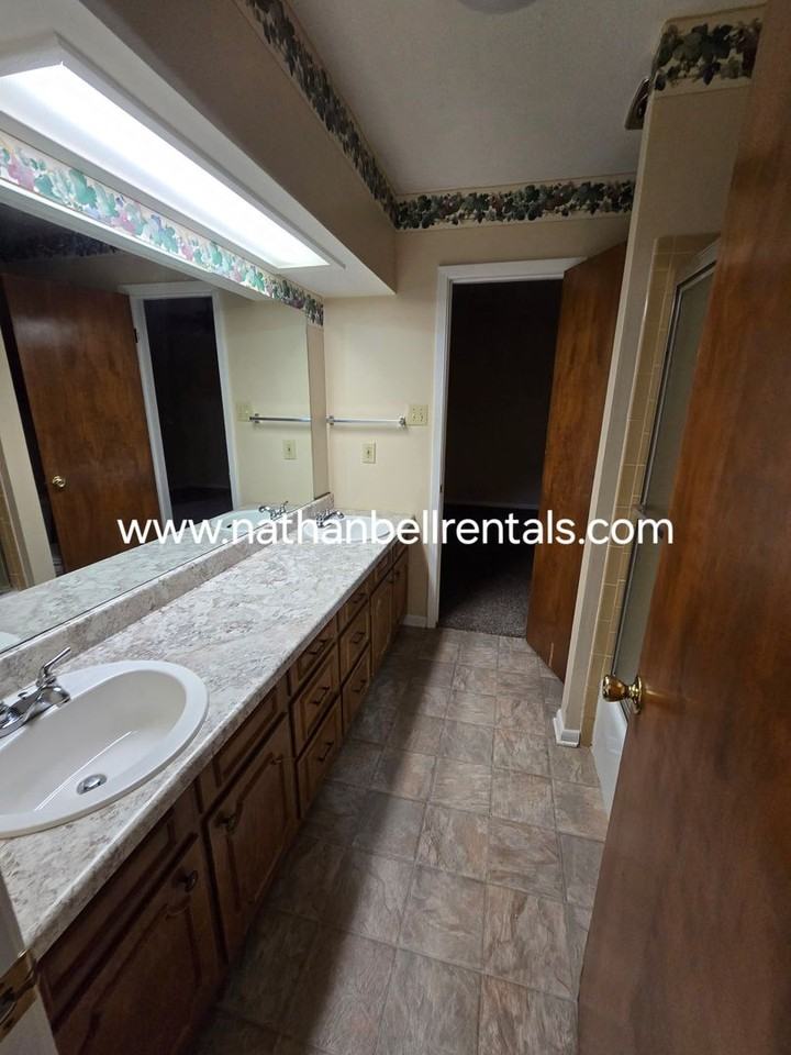 3025 Abbott Ln - Photo 4 of 16