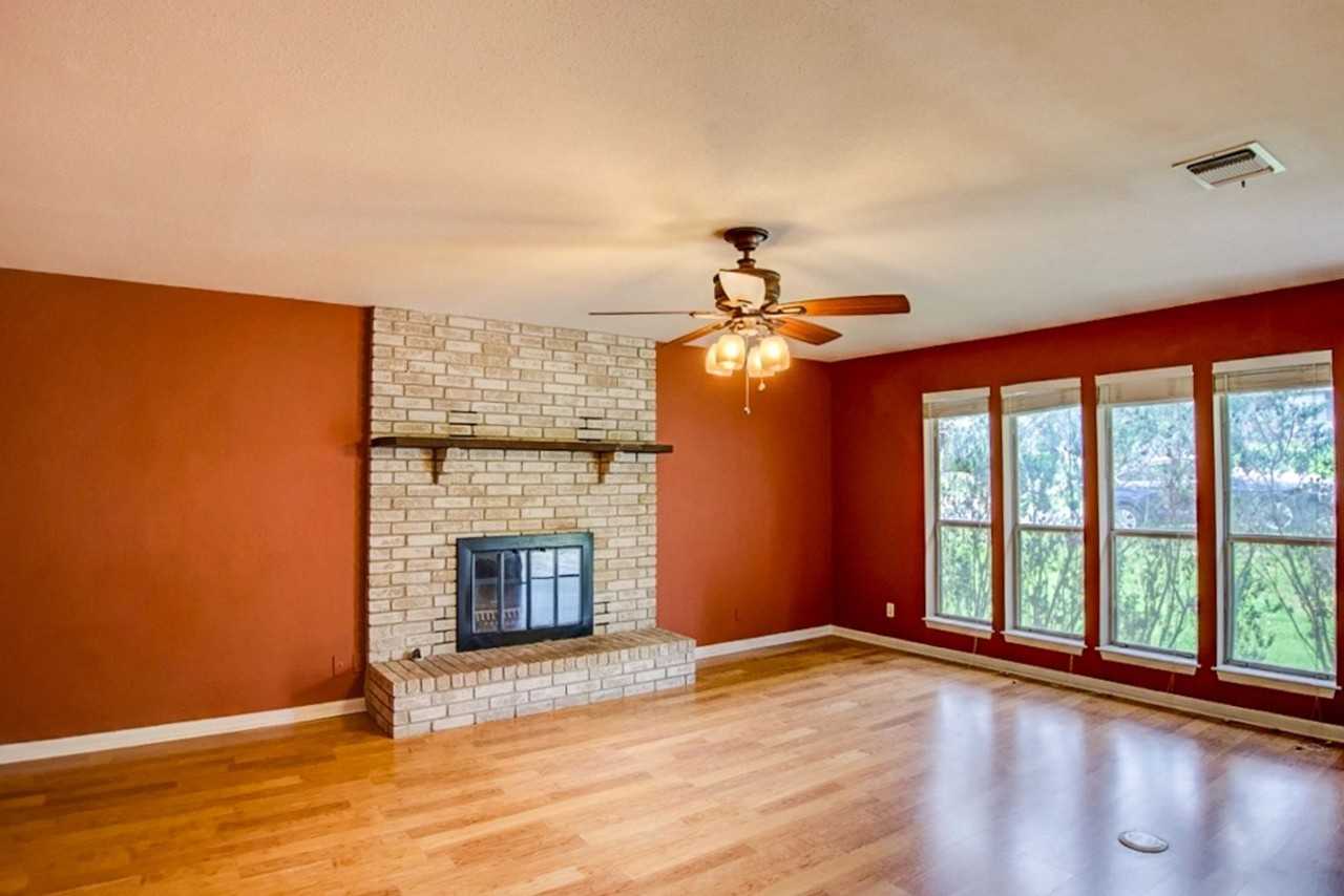 403 Earl Dr - Photo 2 of 10