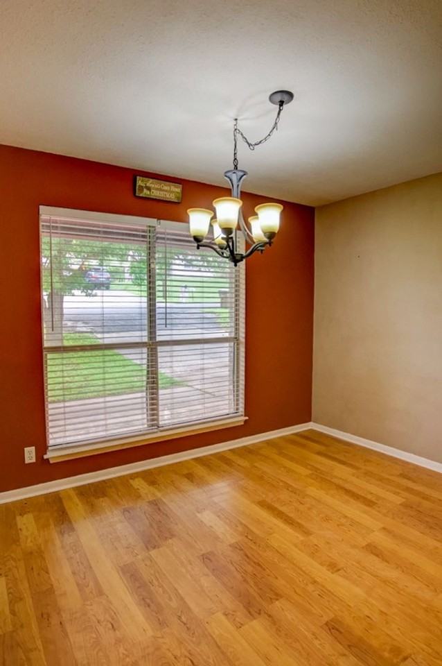 403 Earl Dr - Photo 3 of 10