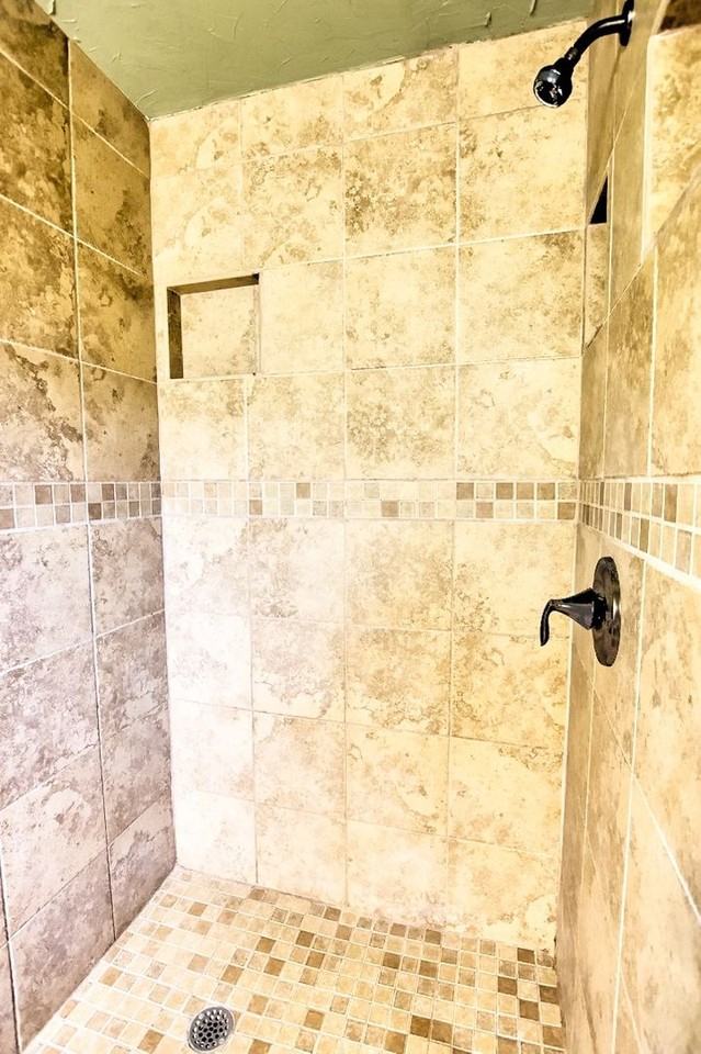 403 Earl Dr - Photo 7 of 10