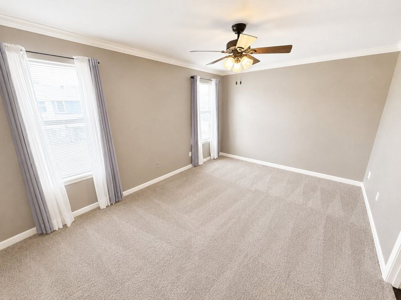 10102 Salinas Dr - Photo 4 of 9